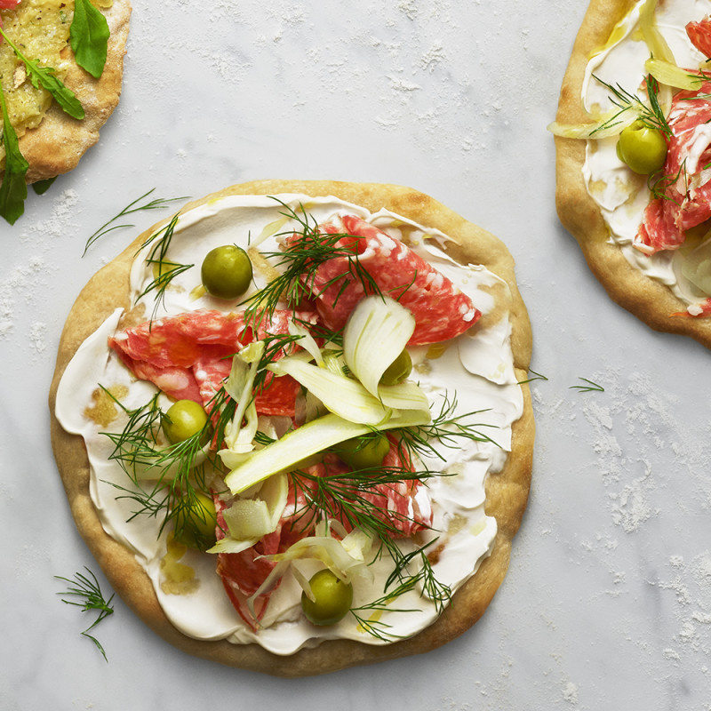 Pizza toppad med fänkål, salami och oliver Coop